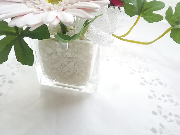 ❁ 天然迷你黏土插花 - 玻璃花瓶中的淡粉色非洲菊和草莓 ❁ 第8張的照片
