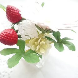 ❁ 天然迷你黏土插花 - 玻璃花瓶中的淡粉色非洲菊和草莓 ❁ 第5張的照片