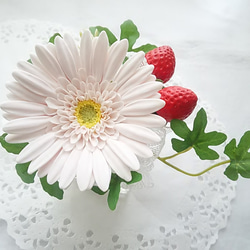 ❁ 天然迷你黏土插花 - 玻璃花瓶中的淡粉色非洲菊和草莓 ❁ 第2張的照片