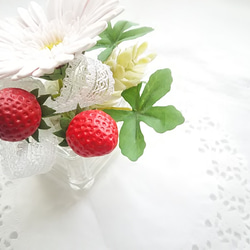 ❁ 天然迷你黏土插花 - 玻璃花瓶中的淡粉色非洲菊和草莓 ❁ 第4張的照片