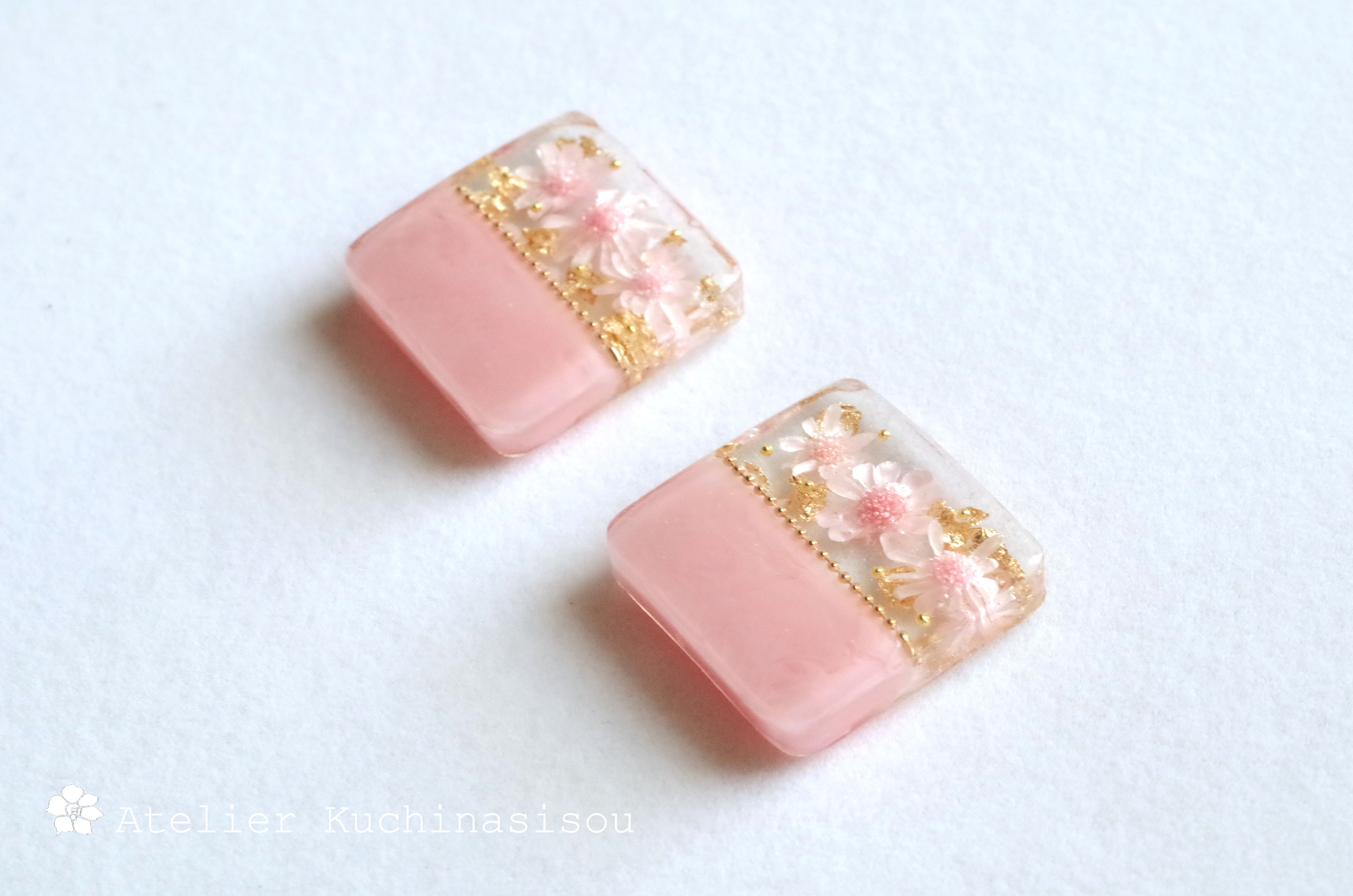 レジンアート　バイカラーのお花のピアス〈ピーチピンク〉