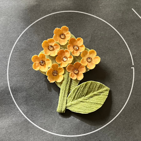 布の花　小花のブローチ　黄色2 1枚目の画像