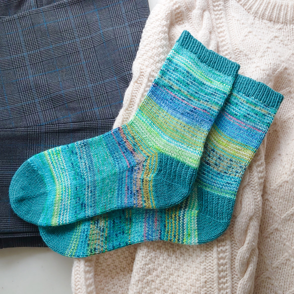 【洗濯機可能】チラッと見える靴下でコーデに差がつく！手編み青緑の靴下 24㎝程度 (2402-03) 1枚目の画像