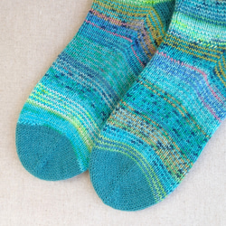 【洗濯機可能】チラッと見える靴下でコーデに差がつく！手編み青緑の靴下 24㎝程度 (2402-03) 4枚目の画像