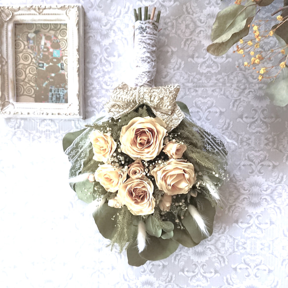 ＊母の日ギフト＊白い薔薇とかすみ草、ラグラスのアンティークでエレガントなブリザーブド・ドライフラワースワッグ 1枚目の画像