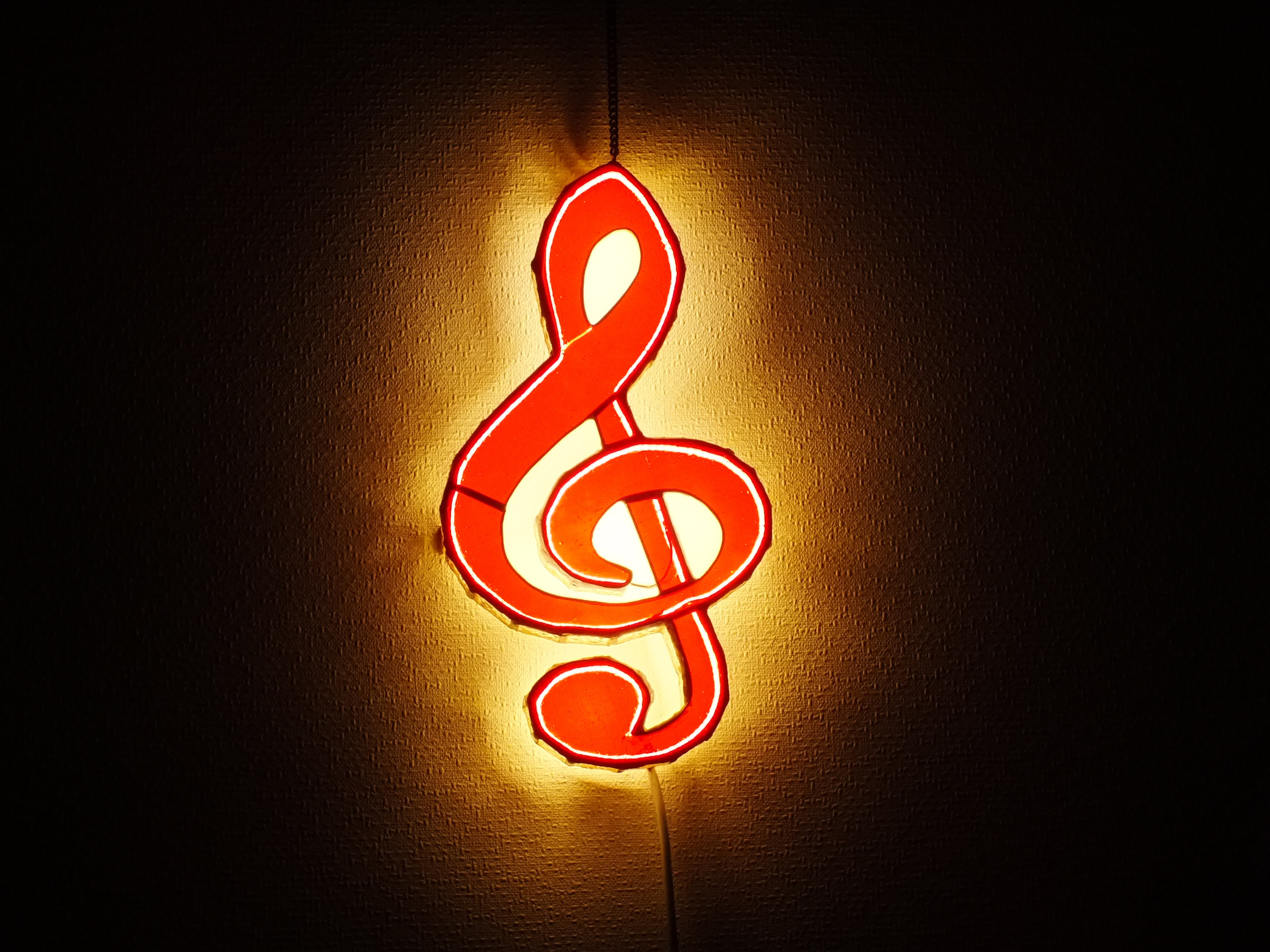 コーラルレッドのト音記号　ウォールランプ（ステンドグラス、ＬＥＤランプ）