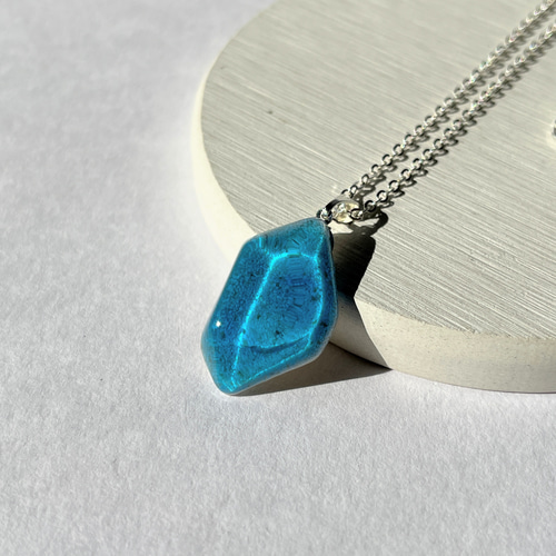 海の鉱石ネックレス（ブルー）/ 水面 / レジン ネックレス・ペンダント