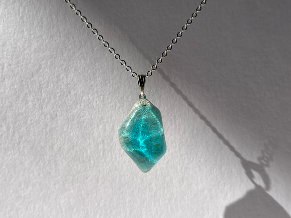 海の鉱石ネックレス（アクアブルー） / 水面 / レジン ネックレス