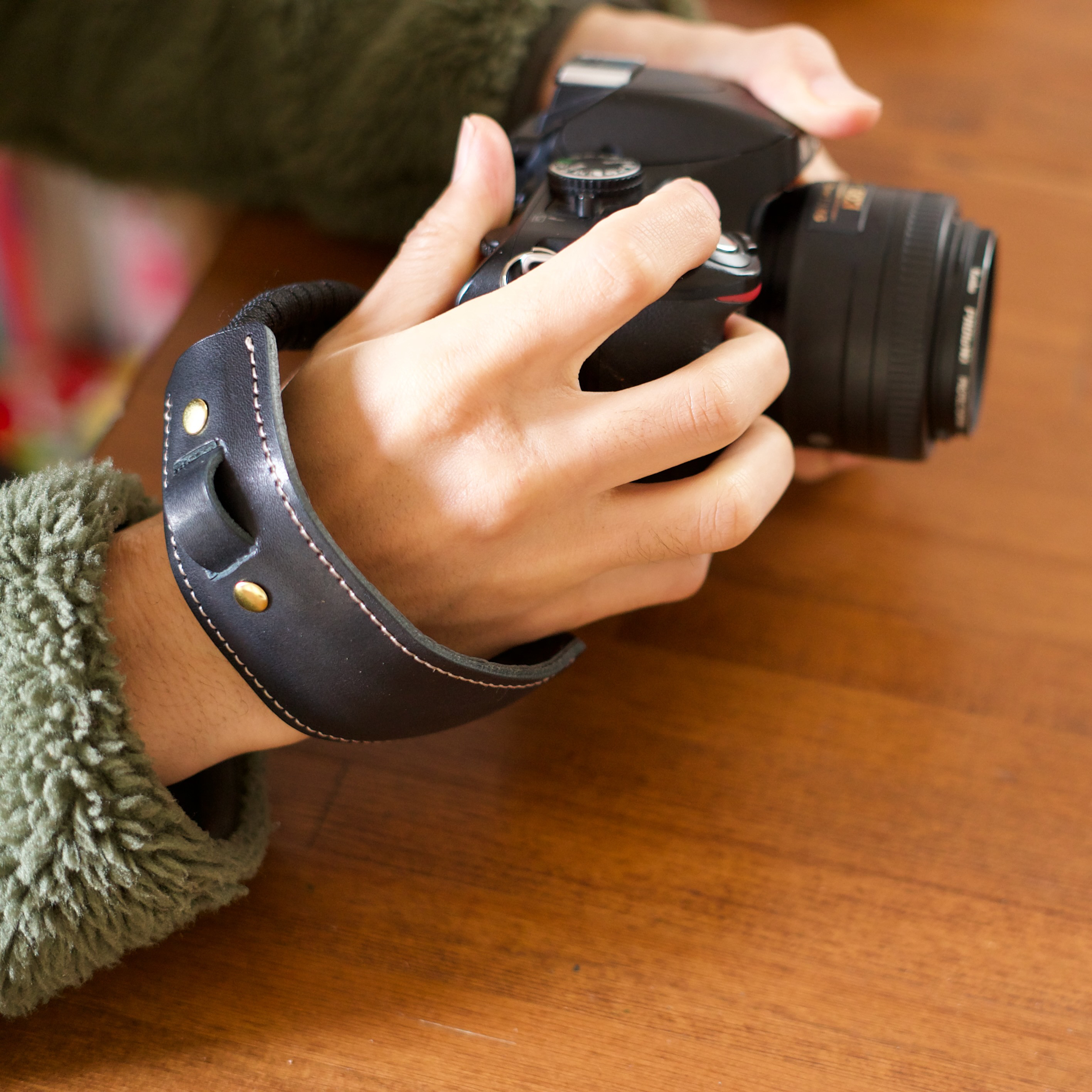 ワンハンドカメラリストストラップ　ミラーレス、一眼レフ、スマホに　本革とパラコードと真鍮の頼れるアウトドアアイテム