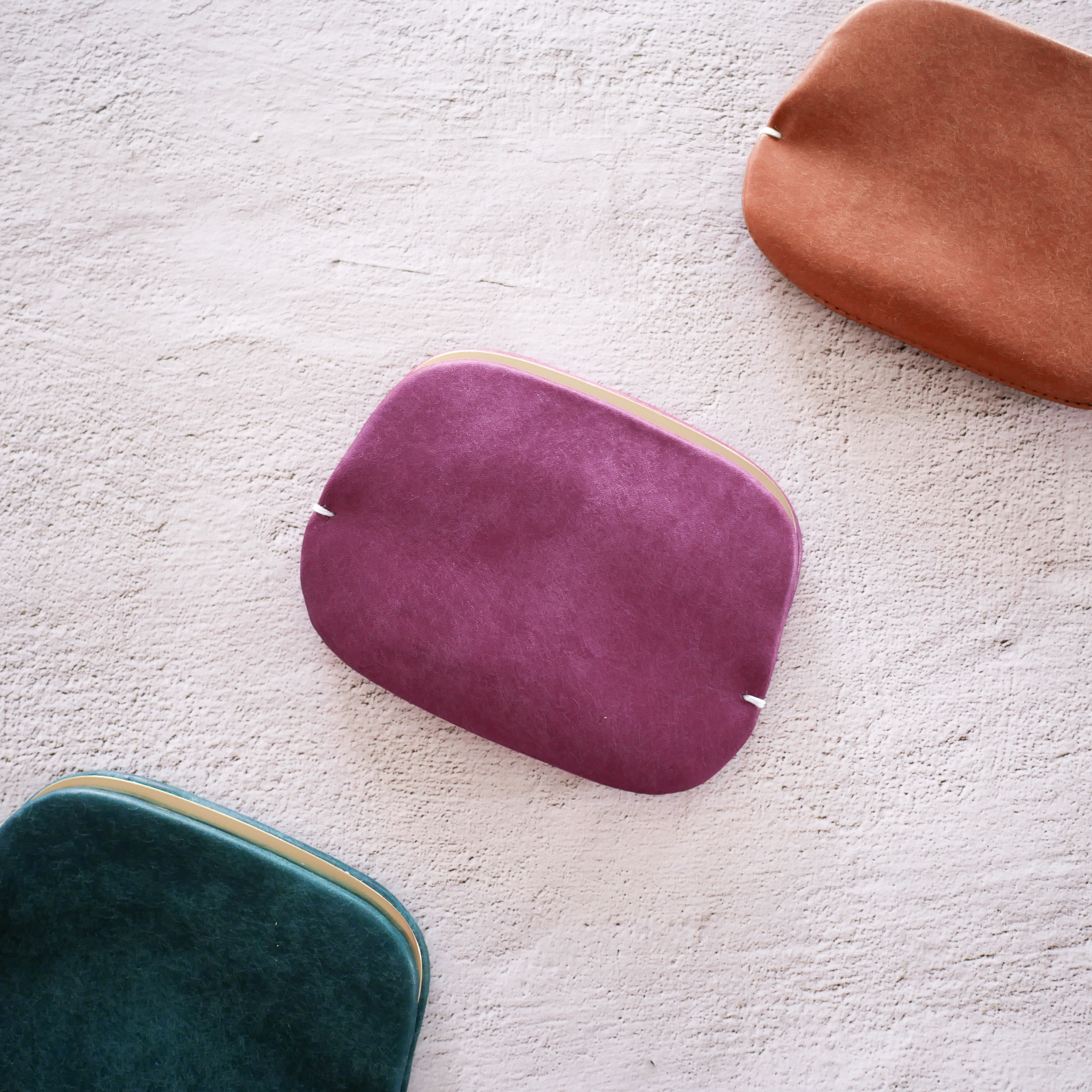 薄さが嬉しい！「ミニマムなスナップウォレット・M」　ラズベリー