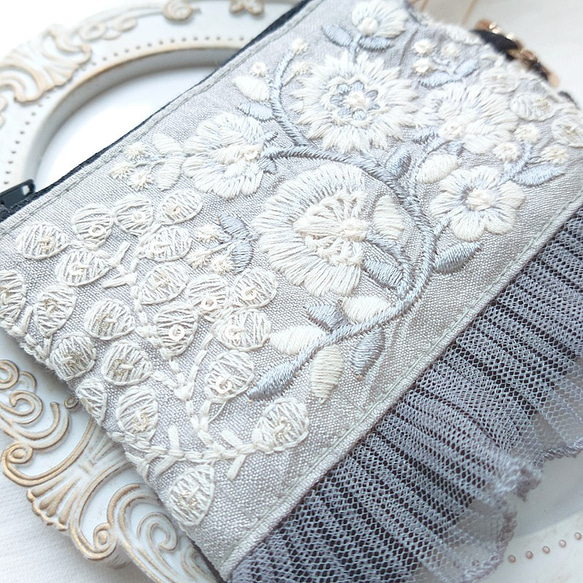 インド刺繍リボン ♡ ポケットティッシュケース 付き ミニポーチ ♡ ボタニカルグレー×ブラック 2枚目の画像