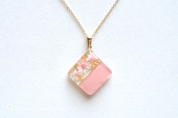 レジンアート バイカラーのお花のペンダント〈ピーチピンク