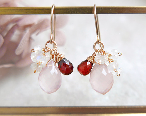 ローズクォーツ、ガーネット、レインボームーンストーン 桜月のピアス  