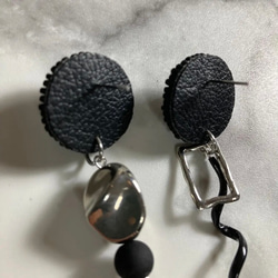 ビーズ刺繍 black アシメ ピアス / イヤリング 5枚目の画像