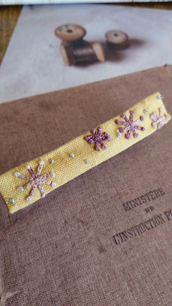 刺繍 バレッタ マスタード色 7枚目の画像