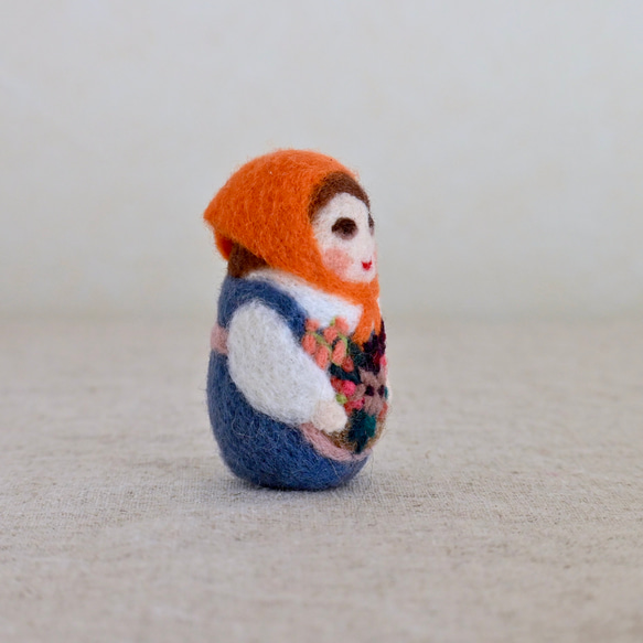 羊毛フェルト オレンジ色のスカーフのマトリョーシカ 3枚目の画像