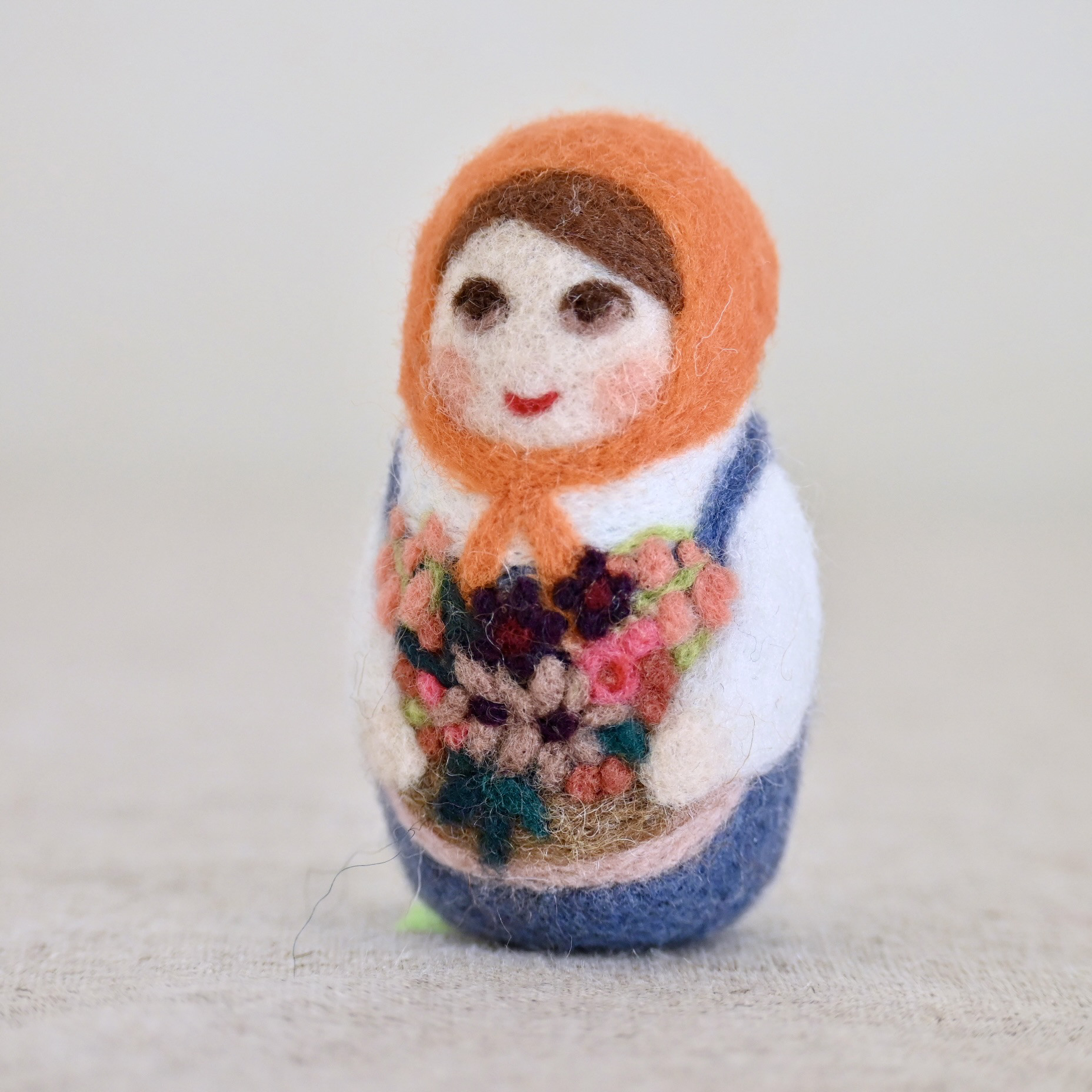 羊毛フェルト オレンジ色のスカーフのマトリョーシカ