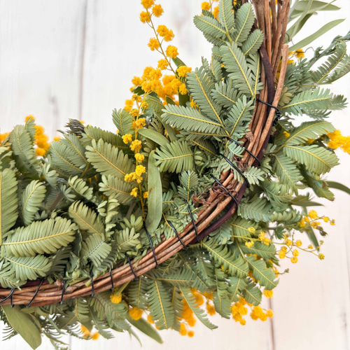 春のミモザのおしゃれなハーフリース｜ナチュラルリースをインテリアに