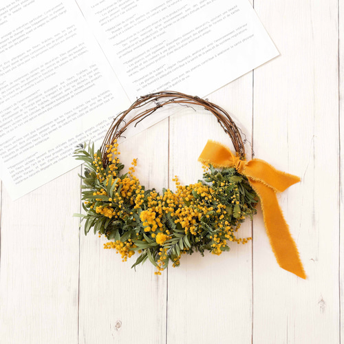 春のミモザのおしゃれなハーフリース｜ナチュラルリースをインテリアに