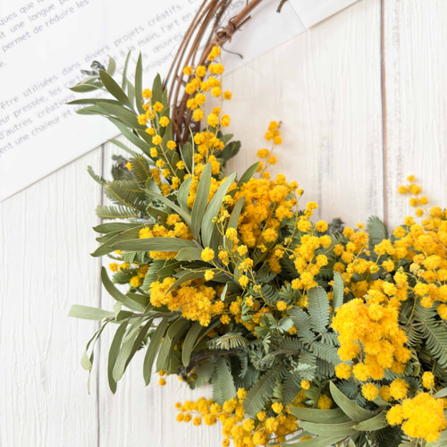 春のミモザのおしゃれなハーフリース｜ナチュラルリースをインテリアに