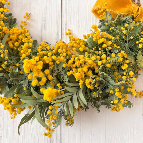 春のミモザのおしゃれなハーフリース｜ナチュラルリースをインテリアに