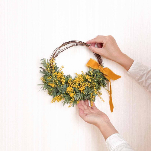 春のミモザのおしゃれなハーフリース｜ナチュラルリースをインテリアに