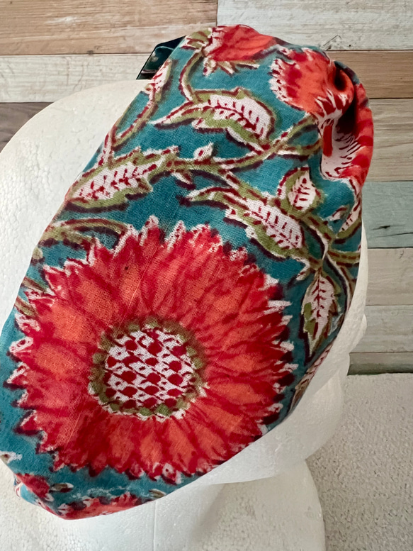ブルーグリーン&赤い花柄　インド産コットンのプリント生地を使ったクロスヘアターバン　ヘアバンド　ハンドブロック 6枚目の画像