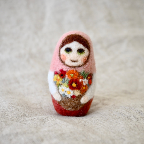 羊毛フェルト 大きい花籠を持つマトリョーシカ 羊毛フェルト ひつじ草