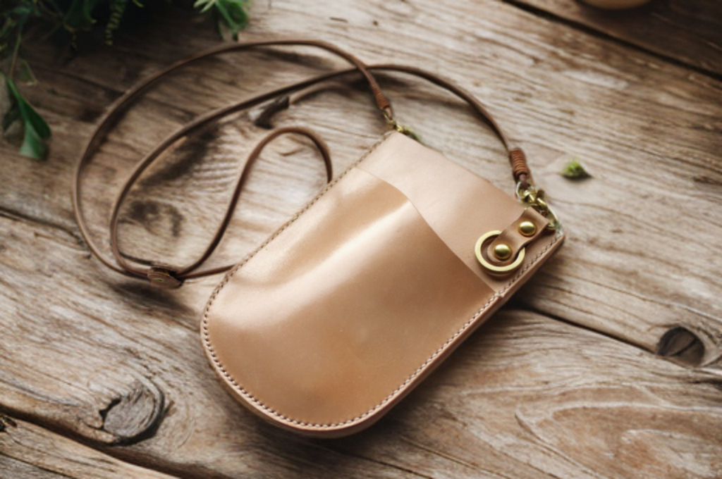 本革 やさしい曲線 丸カンのスマホポーチ 財布 アイフォン（受注制作）手縫いヌメ革ナチュラル 牛皮牛革 天然