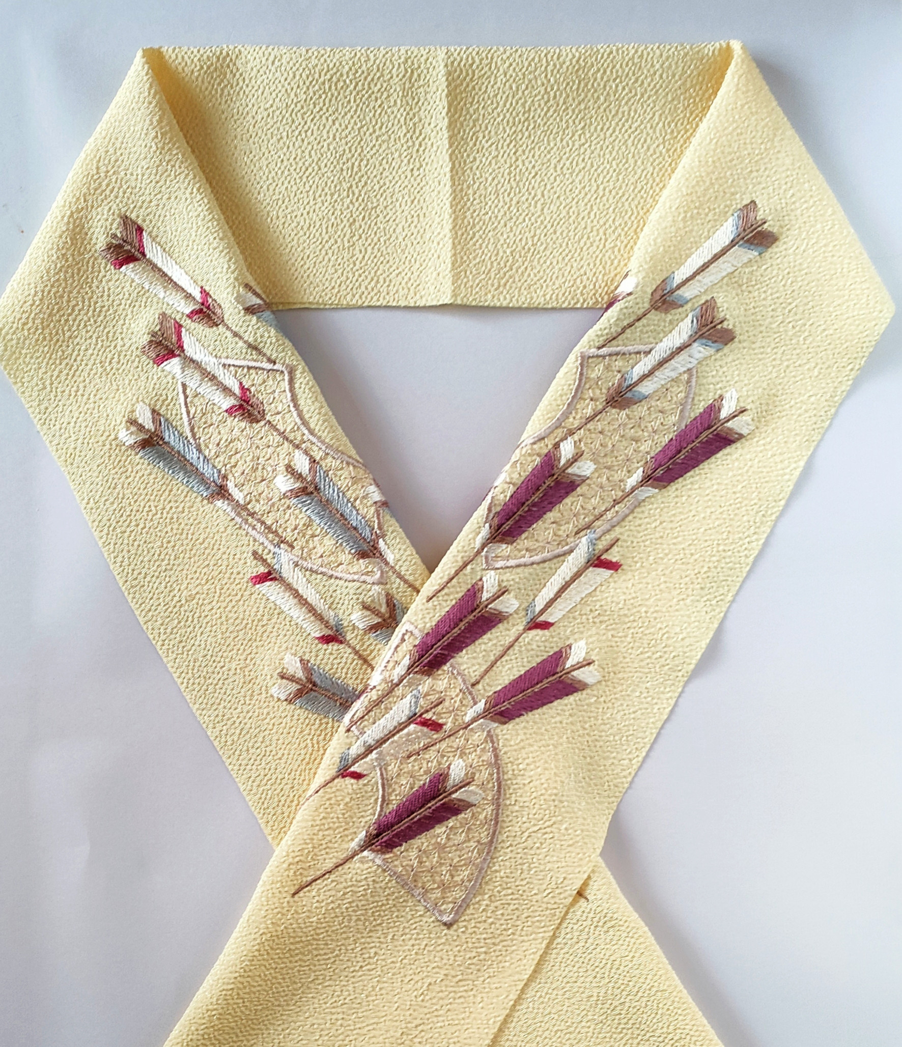 刺繍 半衿 扇に矢羽根　鳥の子色