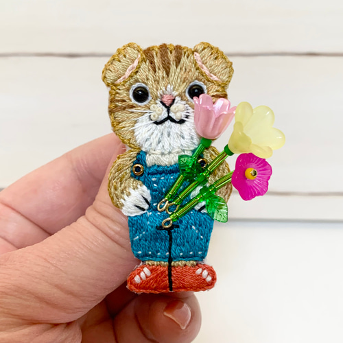 スコティッシュフォールドのお花屋さん の手刺繍ブローチ ブローチ ren  