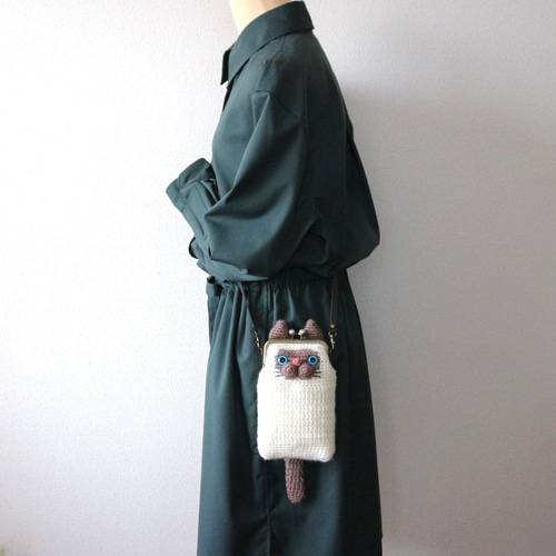 手編みニットのシャム猫ちゃんの がま口のスマホポシェット スマホ