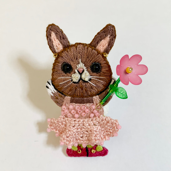 桜色ドレスの茶色うさぎ の手刺繍ブローチ 1枚目の画像