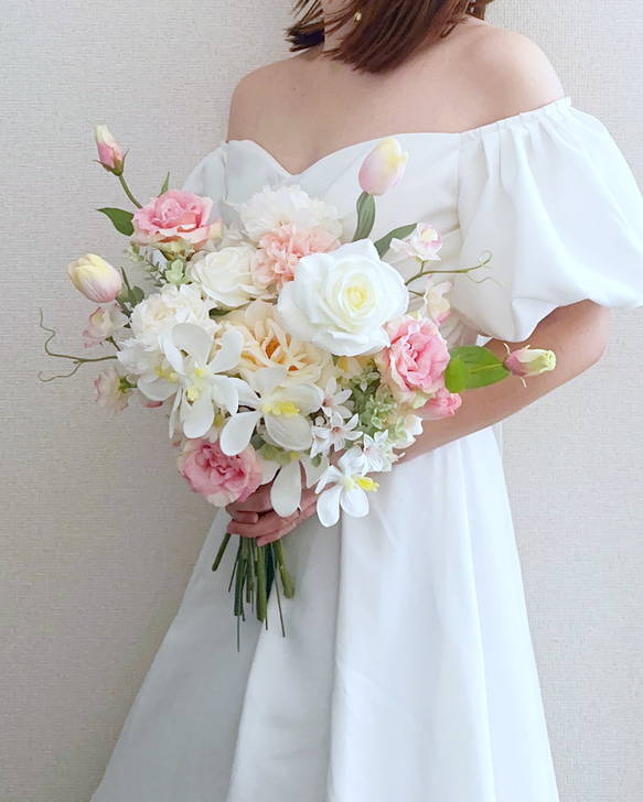 ウェディングブーケ　アーティフィシャルフラワー　バレエコア　チューリップ ブーケ アーティフィシャルフラワー 胡蝶蘭とチューリップが咲く