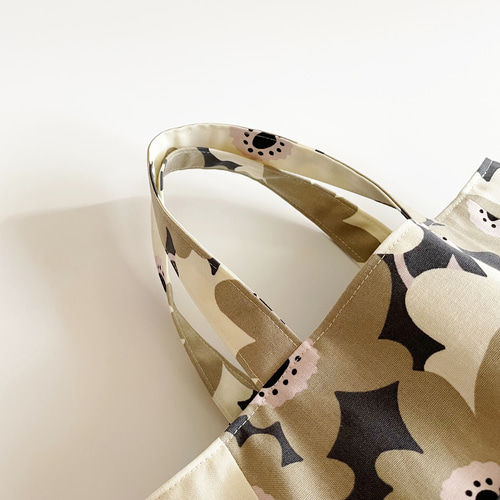 グレー×アイボリー北欧風フラワー*ラウンド型バッグ 外ポケット