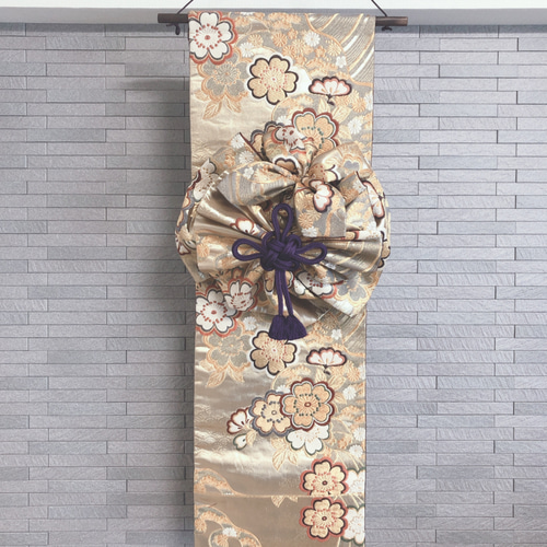 帯をリメイクした飾り結びのあるタペストリー 玄関に 床の間に その他