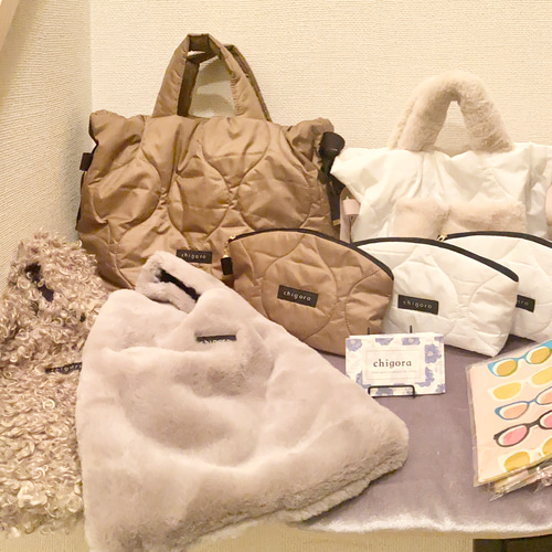 Aritzia☆ふわふわ 軽量 キルティング バッグ ラージ Amazon | パファートートバッグ、トレンディでラグジュアリーで