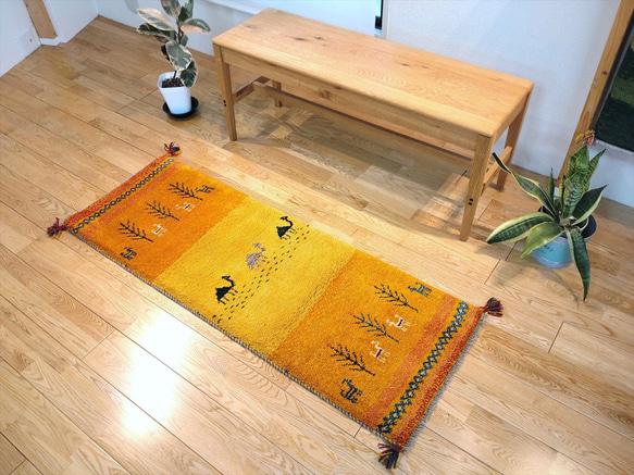 新規入荷】ペルシャ　ギャッベ ランナー中　143×53cm 黄金色　ラクダ　生命の木 1枚目の画像