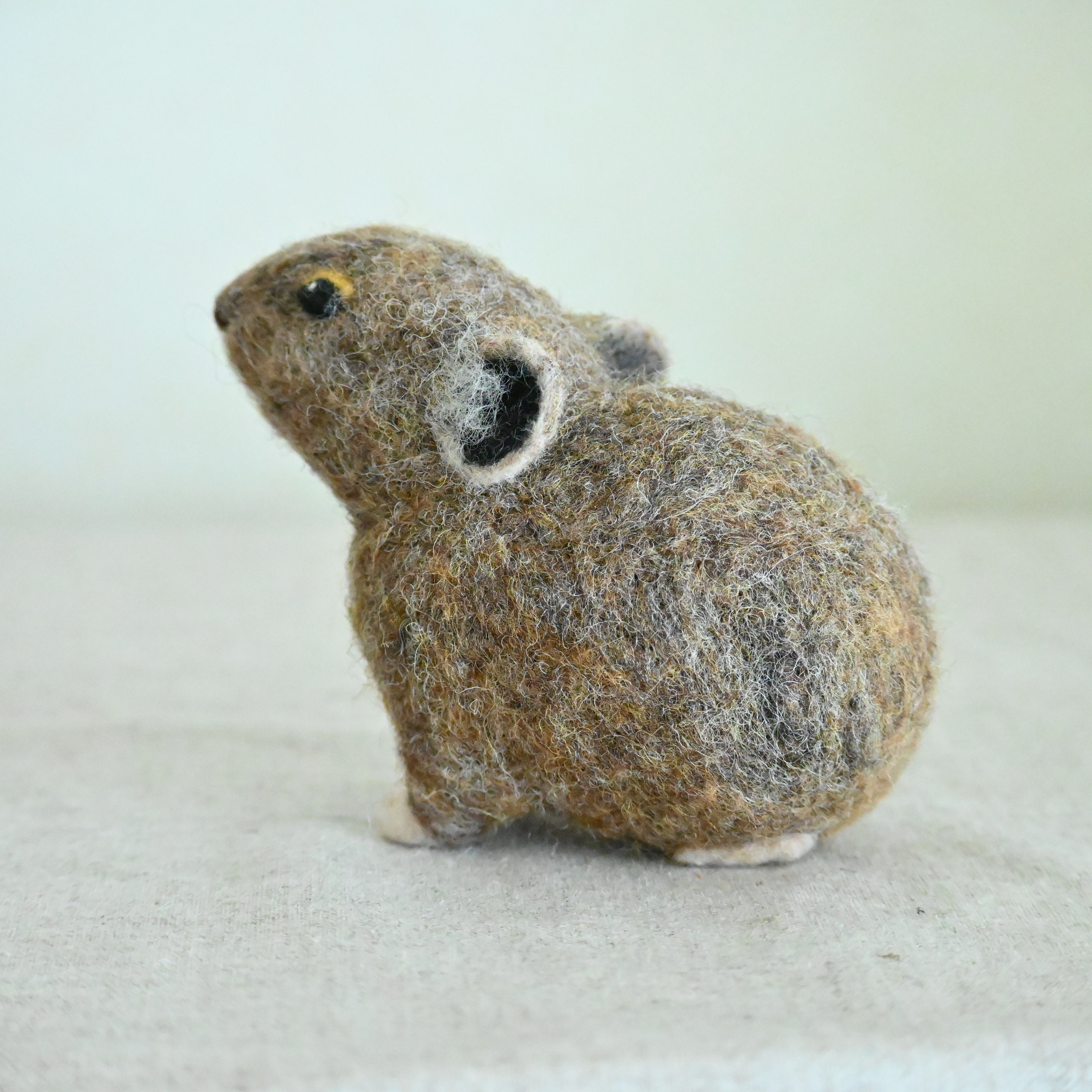 羊毛フェルトのオブジェ　エゾナキウサギ