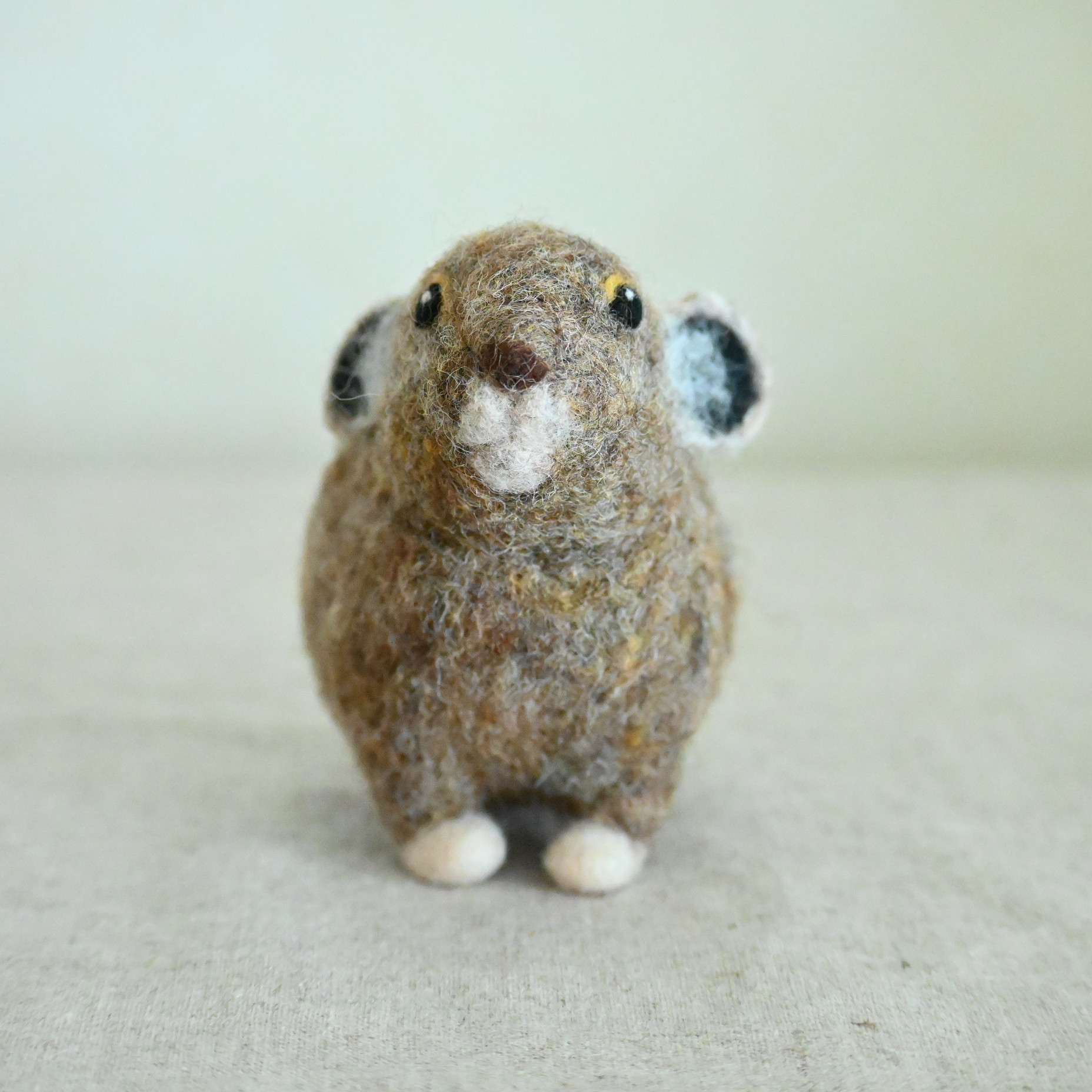 羊毛フェルトのオブジェ　エゾナキウサギ