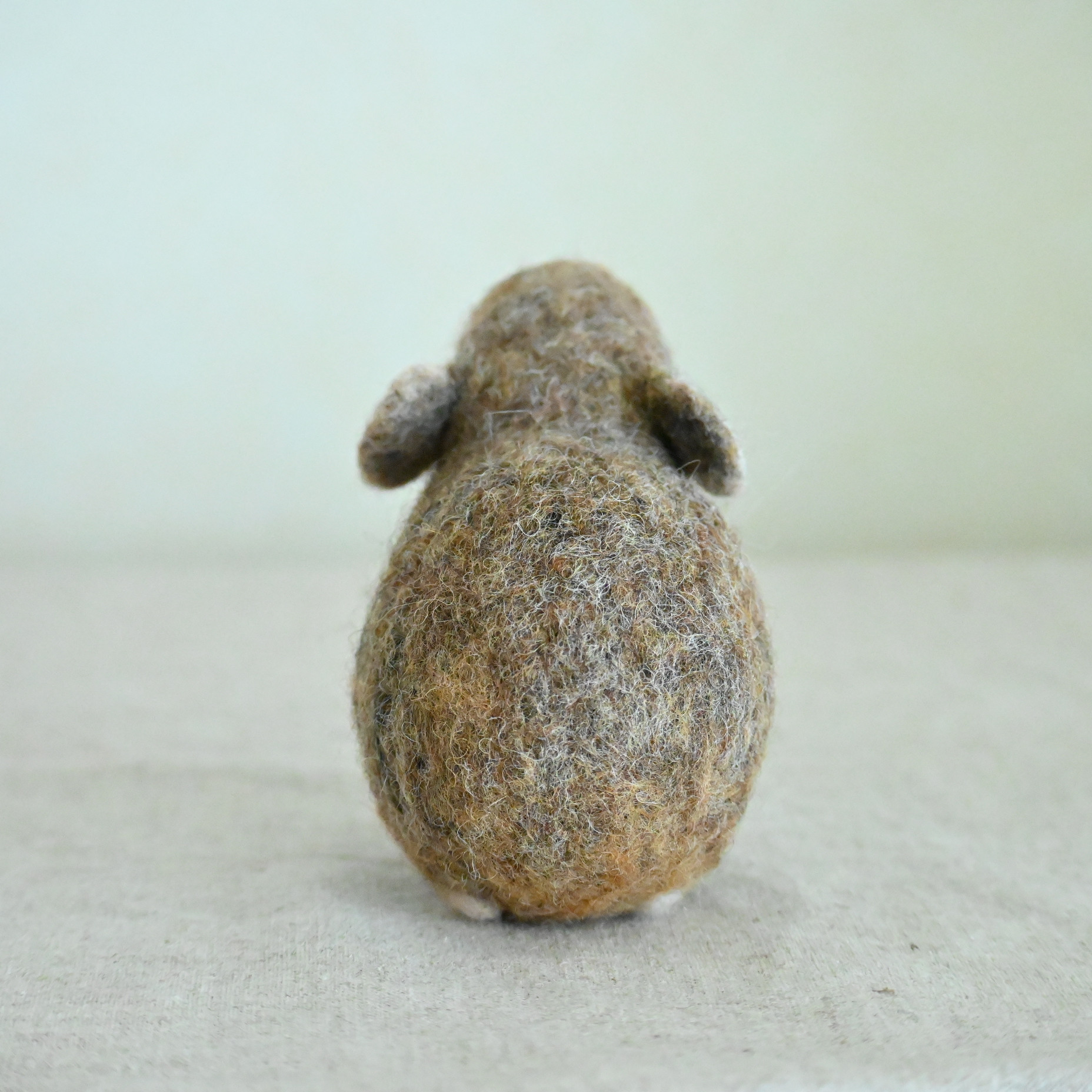 羊毛フェルトのオブジェ　エゾナキウサギ