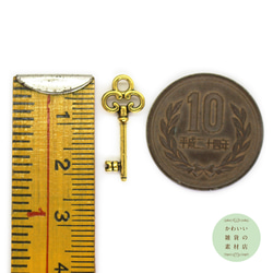 三つ葉のクローバーの形の鍵の小さなチャーム（アンティークゴールド）6個セット #C-0245 4枚目の画像