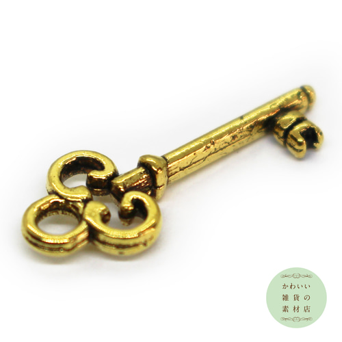 三つ葉のクローバーの形の鍵の小さなチャーム（アンティークゴールド