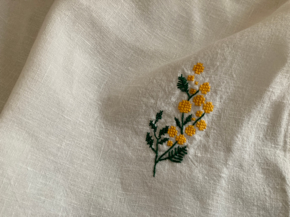 ホワイトリネンキッチンクロス　ミモザ手刺繍 1枚目の画像