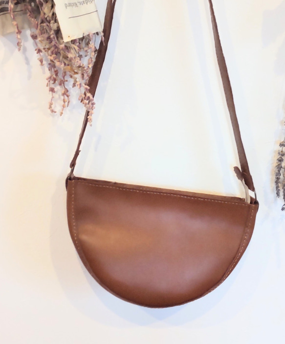 ブラウンレザー ハーフムーンショルダーバッグ ベース BASE 【LA MARGE】【本革】ハーフムーン チェーンハンドル