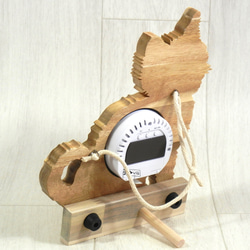 デジタル温・湿度計（時計付）仔猫（座り姿側面１）【木製（アカシア集成材）】（置き・掛け兼用） 3枚目の画像