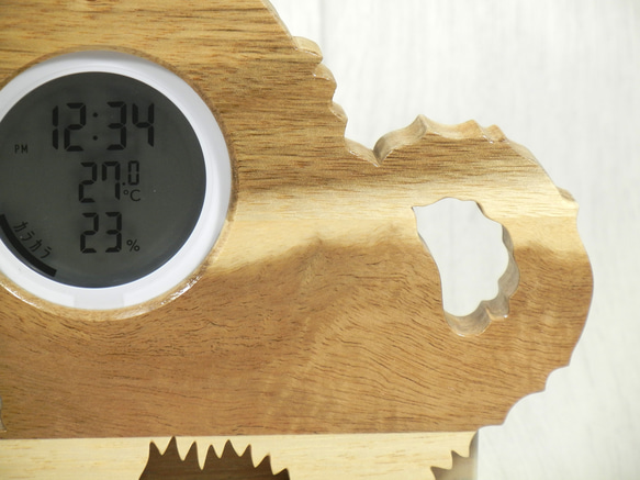 デジタル温・湿度計（時計付）仔猫（座り姿側面１）【木製（アカシア集成材）】（置き・掛け兼用） 8枚目の画像