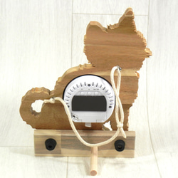 デジタル温・湿度計（時計付）仔猫（座り姿側面１）【木製（アカシア集成材）】（置き・掛け兼用） 2枚目の画像