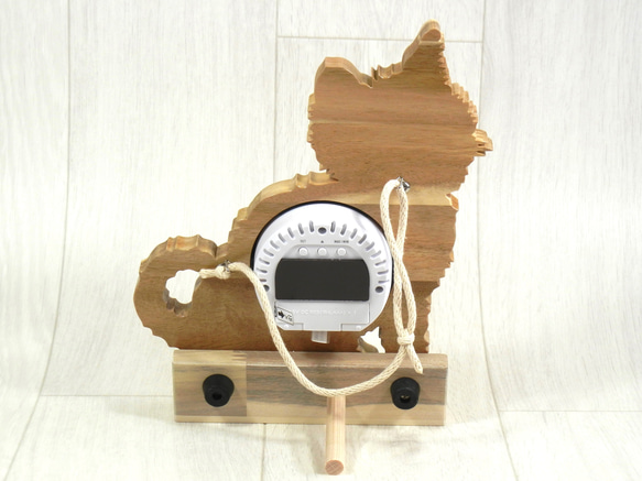 デジタル温・湿度計（時計付）仔猫（座り姿側面１）【木製（アカシア集成材）】（置き・掛け兼用） 2枚目の画像