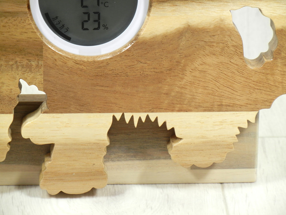 デジタル温・湿度計（時計付）仔猫（座り姿側面１）【木製（アカシア集成材）】（置き・掛け兼用） 7枚目の画像